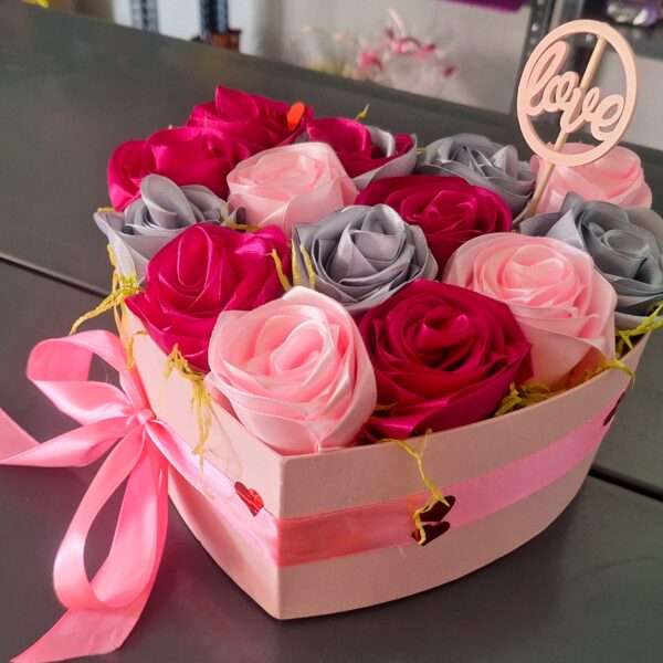 Grande corazón lleno de rosas